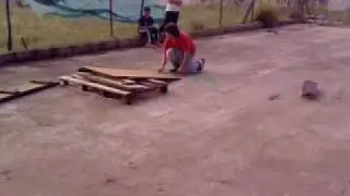 como hacer un salto de skate