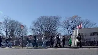 Учащиеся средней школы Литл-Рока организовали забастовку в знак протеста против иммиграционной и ...