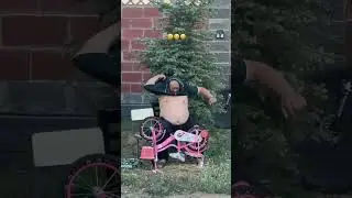 Сам же свою футболку разрезал 🤣❤️