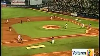 Jugada defensiva entre Mario Liss&oacute;n y Pablo Sandoval Magallanes vs Caribes, 23-1-14