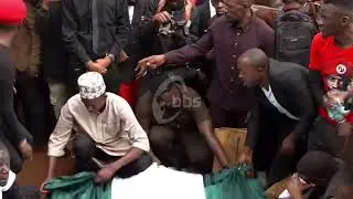 Ssegirinya aziikiddwa, yiino essaawa ye envannyuma