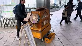 Playing Brilliant Japanese Inventor&rsquo;s Handbuilt Organ