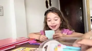 BEBELA MOSTRANDO SEU MATERIAL ESCOLAR NOVO E EST&Aacute; FELIZ POIS VAI PARA O 1&ordm; ANO 