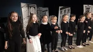 Teatr z Przedszkola Nr 9 w Żyrardowie z przedstawieniem  -  Dziewczynka z zapałkami.