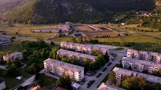 Drvar let iznad novogradnje i pećine