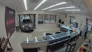 Robbers Smash Into Jewelry Store And Steal $1M In Loot