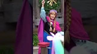 PRINCESS ANNA FROZEN PLAYING BUBBLE #shorts #frozen #princessanna #disney