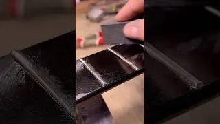 The ebony fretboard looks awesome