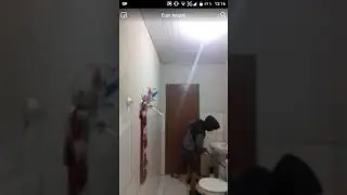 Пацан словил мышу