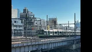 ยืนชมรถไฟที่สถานี Ueno, Tokyo ในวันฟ้าใส