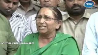 Dalbir Kaur sharing her grief of Sarabjit to media