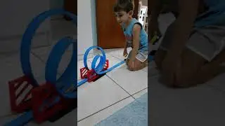 Pista duplo looping com o Th&eacute;o Ribeiro