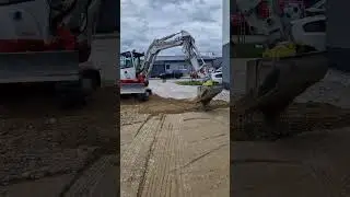 Unser Minibagger 5,3 t Takeuchi TB250 bei Hofeinfahrt