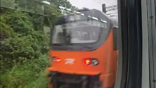 115次基隆發車開往屏東的E500型鳴日色金光牌雙電力機車頭E501車王+十二節PP車廂+E505推拉式PP自強號，和4152次楊梅發車開往福隆的銀綠色微笑號EMU900型十輛一編組EMU913區間車