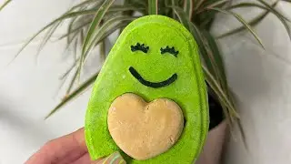 Avo cuddle bubble bar from Lush 🥑 #lush #lushcommunity #asmr #asmrsounds #bubblebar #satisfying