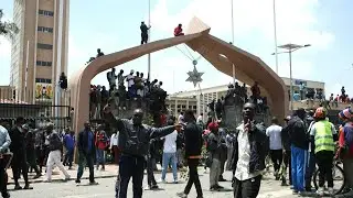 Crowds outside Kenyan parliament wait for body of opposition leader Odinga | AFP