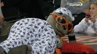 Lou Seal gets sleepy in extra innings