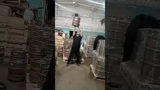 Подъем полной кеги на лодони руки  .Lifting a full kega in the palm of your hand . #гиревик #спорт