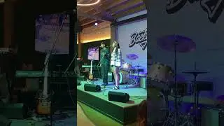 Alumnus Maya Kalombo returns to Wheaton, performs with Joey Kelly