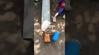 atraksi truk muatan pasir terjun bebas