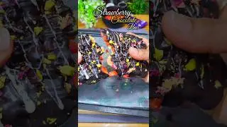 Crunchy sound ON 🔊🍫 Strawberry Chocolate Bar 😍 #trending #shorts #strawberry #chocolate