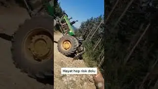 John Deere önünü şaha kaldırıyor.