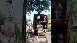 ather Rizta ലോറിയിൽനിന്നും ഇറക്കുന്ന ദൃശ്യങ്ങൾ