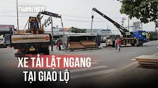 Xe tải lật ngang khi quay đầu tại giao lộ gây tắc đường, xe nối đuôi nhiều km