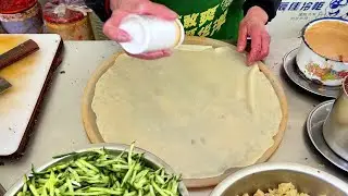 河南6元一个的裹凉皮，吃一口就被惊艳到了，婆婆一卖就是40年 #美食vlog #裹凉皮 带你感受不一样的美食文化