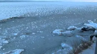 Les glaces dansent lascivement, au pied du phare de Cap des Rosiers.
