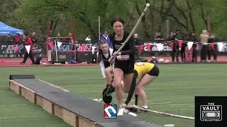 Прыгун с шестом из старшей школы демонстрирует уверенность и мастерство.