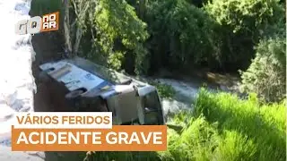 Ônibus cai de ribanceira ao desviar de carretas e gado solto na BR-060