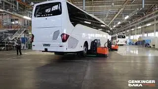 Genkinger Schwerlast-Schlepper im Verbund Fertigungstransport Omnibus Daimler Truck in der Fertigung