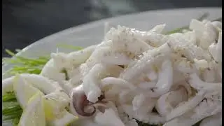 Use of flower-patterned cut cuttlefish in cooking (boiled sashimi)