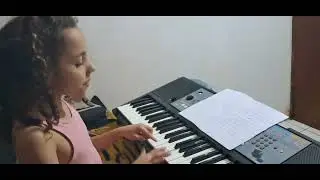 Anna  tocando  teclado  vem crianças comigo chama o papai e mamãe 