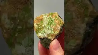 pedra cristal peridoto gema,da fam&iacute;lia olivina.dureza 7 na escala de mohs.
