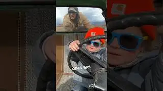 Эта маленькая девочка любит помогать своему отцу на ферме ❤️