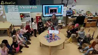 Sint Maarten liedjes zingen met groep 1/2 van de Vlieberg