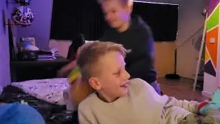 Luca met een nep geweer en knufels🥊🤣