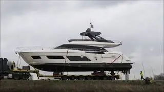 Spezialtransporte: Boote werden vom Ponton geladen