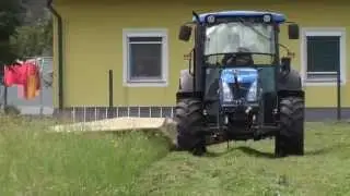 New Holland T4030 beim Mähen