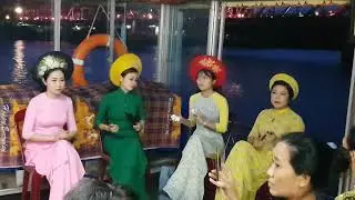 nghe hát trên sông hương