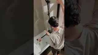 Vous saviez qu&rsquo;une paroi de douche se posait aussi facilement ? On se jette &agrave; l&rsquo;eau