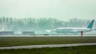 Рейс United 767 возвращается в Схипхол | Пожарные машины готовы к работе