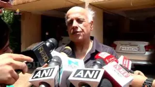 Mahesh Bhatt  At Reema Lagoo Funeral Last Rites | Emotional Moment