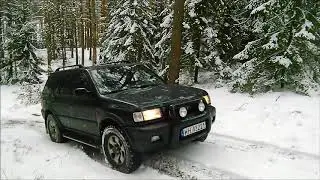 DKW Munga kontra wsp&oacute;łczesne teren&oacute;wki. Zimowa jazda pod g&oacute;rkę.