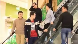 Chinese version: touching hands on an escalator 中国版扶梯摸男人手