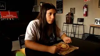Ella come (gui&oacute;n 1) 