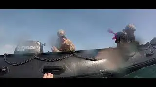 Морские пехотинцы 4-го разведывательного отряда проводят учения по заброске вертолетов