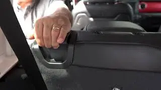 2021 Jeep Wrangler: How to fold the seats back